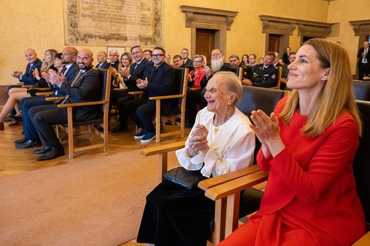 Cenu 1. června převzala Jiřina Křížková (fotografie: R. Muchka) 260601_Cena_1_cervna_Krizkova_2