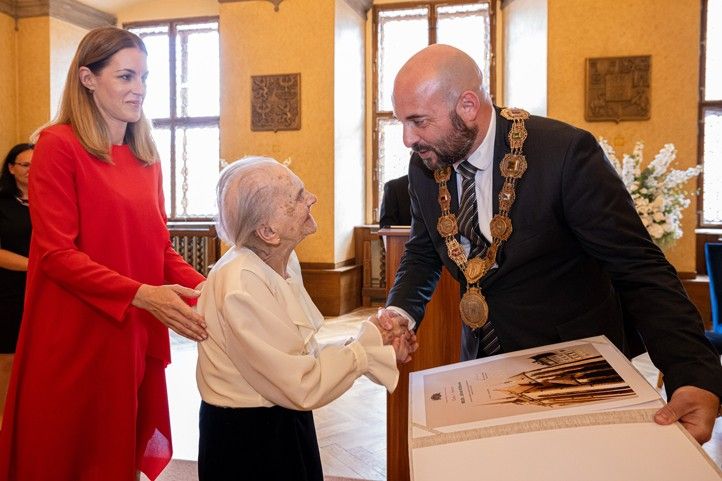 Cenu 1. června převzala Jiřina Křížková (fotografie: R. Muchka) 260601_Cena_1_cervna_Krizkova_3