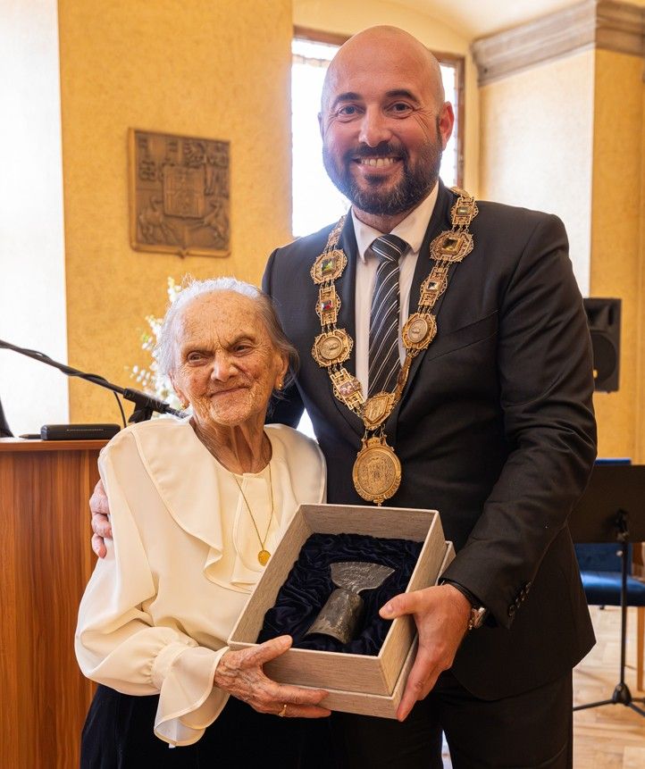 Cenu 1. června převzala Jiřina Křížková (fotografie: R. Muchka) 260601_Cena_1_cervna_Krizkova_4