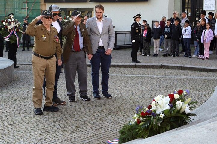 Položení květin u Díky, Ameriko! (fotografie: Z. Vaiz) 261006_Veterani_1