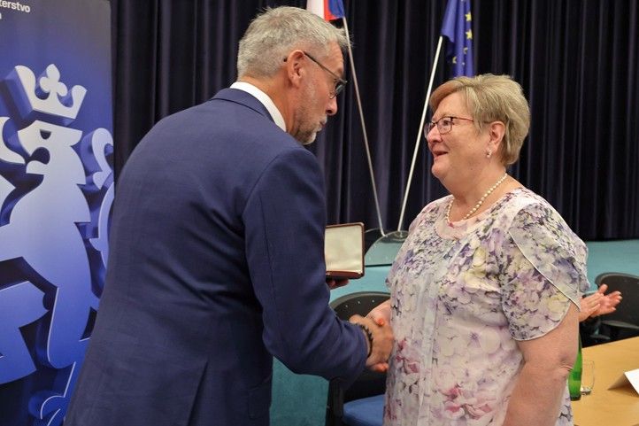 PhDr. Jitka Janečková při slavnostním předávání medaile (zdroj: amp.plzen.eu) 261020_Janeckova_archiv_medaile_2