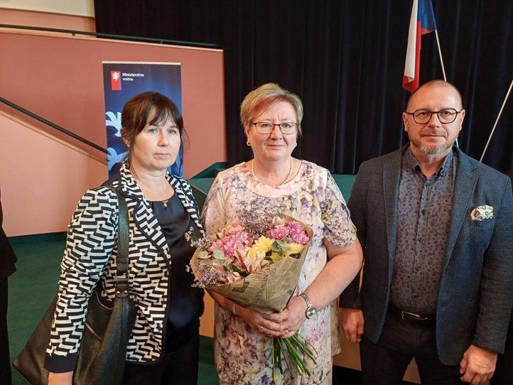PhDr. Jitka Janečková při slavnostním předávání medaile (zdroj: amp.plzen.eu) 261020_Janeckova_archiv_medaile_3